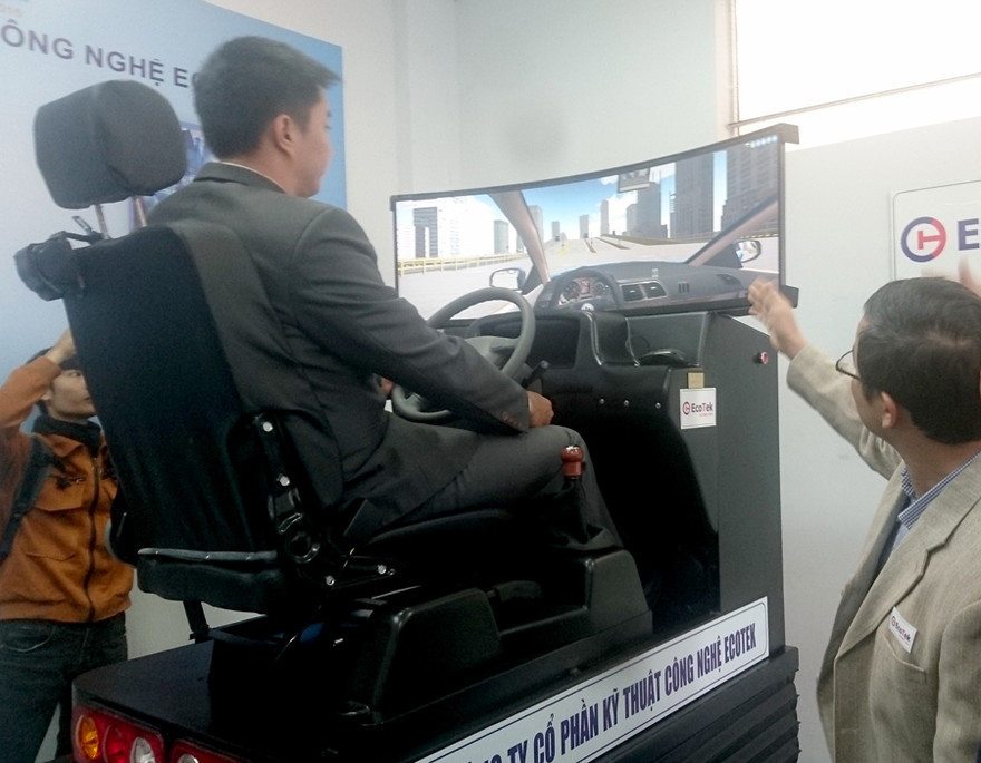 Thiết bị cài đặt phần mềm mô phỏng các tình huống giao thông sẽ được áp dụng trong học và thi bằng lái xe thời gian tới. Ảnh: Phạm Thanh.