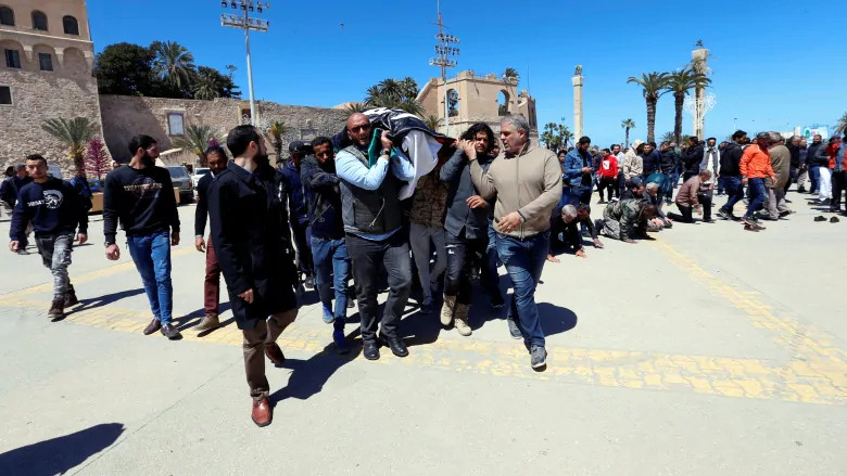 Người dân Tripoli mang xác chiến binh LNA thiệt mạng trong trận không kích sân bay Mitiga hôm thứ Hai.