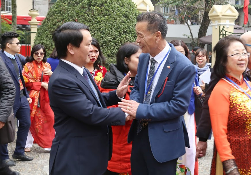 Ông Lý Thừa Vĩnh (bên phải) trò chuyện cùng ông Hầu A Lềnh, Phó Chủ tịch Trung ương Mặt trận Tổ quốc Việt Nam trong dịp đón bà con kiều bào về dự Xuân Quê hương 2019. Ảnh: Quang Vinh.