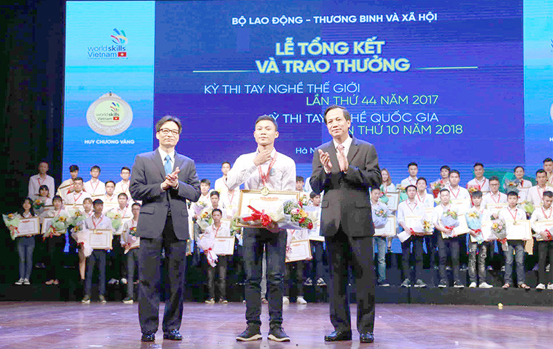 Phó Thủ tướng Vũ Đức Đam dự và trao thưởng cho các thí sinh đạt kết quả xuất sắc thi nghề. Ảnh: Mạnh Dũng.
