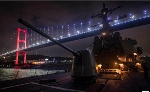 Tàu khu trục có tên lửa dẫn đường Donald Cook của Mỹ được nhìn thấy tại biển Đen ngày 19/1. Ảnh: Reuters