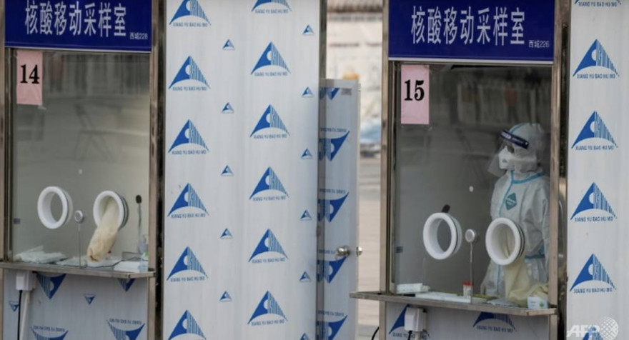 Nhiều khu vực ở Bắc Kinh bị phong tỏa vì đợt bùng phát trước Tết nguyên đán, khiến việc xét nghiệm trên diện rộng được tiến hành, trong đó có một số khu vực được lấy mẫu xét nghiệm tử hậu môn.