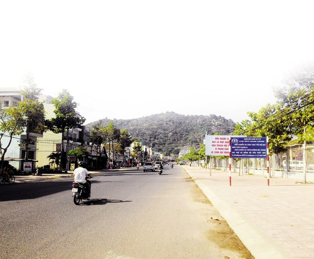 Đường lên núi Sam. Ảnh: Đỗ Bá