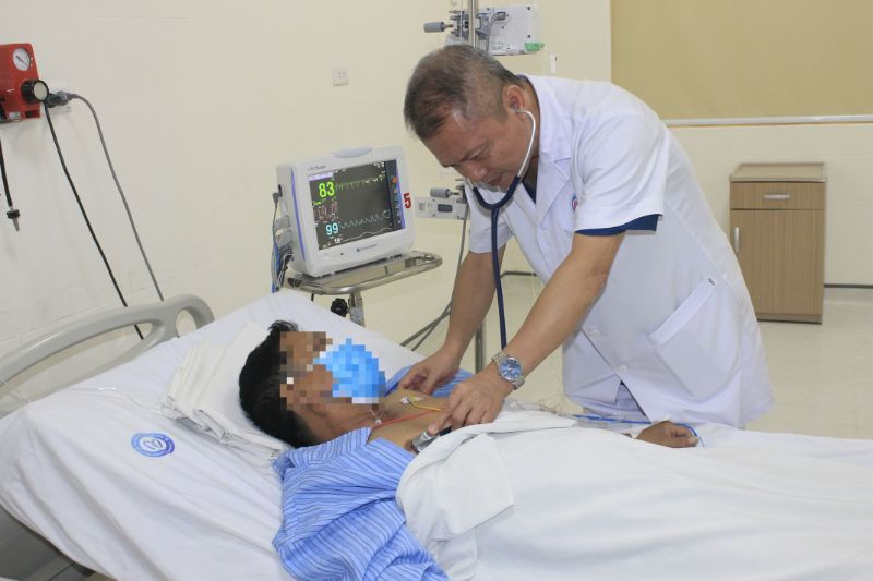 BS Bệnh viện E Trung ương kiểm tra sức khỏe cho nam tài xế vừa được cứu thoát khỏi cơn nhồi máu cơ tim cấp. Ảnh: BV cung cấp