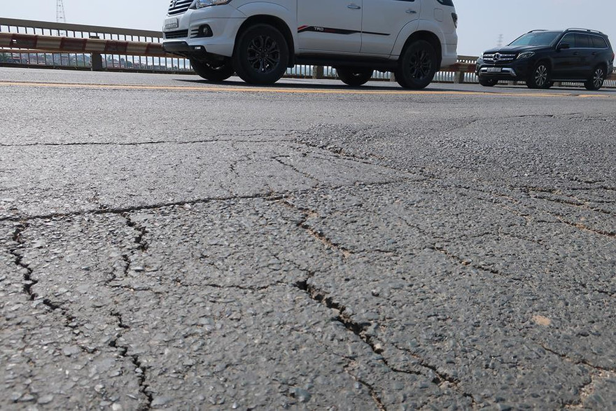 Mặt cầu Thăng Long sau lần sửa năm 2009, tới nay vẫn liên tục hư hỏng.