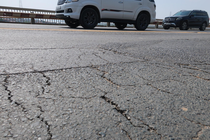 Rạn nứt trên mặt cầu Thăng Long từ năm 2009 tới nay.