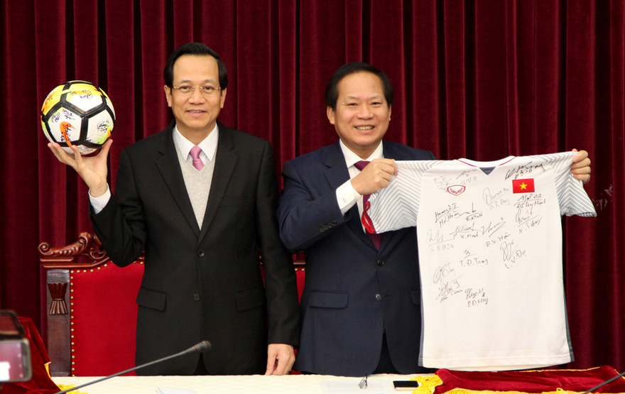 Hai món quà U23 tặng Thủ tướng có giá khởi điểm 2 tỷ đồng