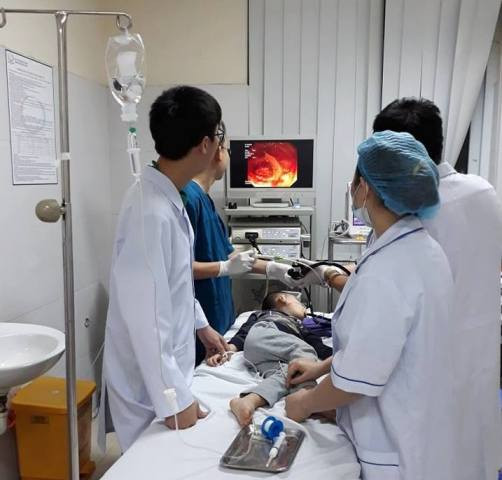Các BS đang thực hiện ca nội soi gắp đinh vít trong dạ dày cho bé D