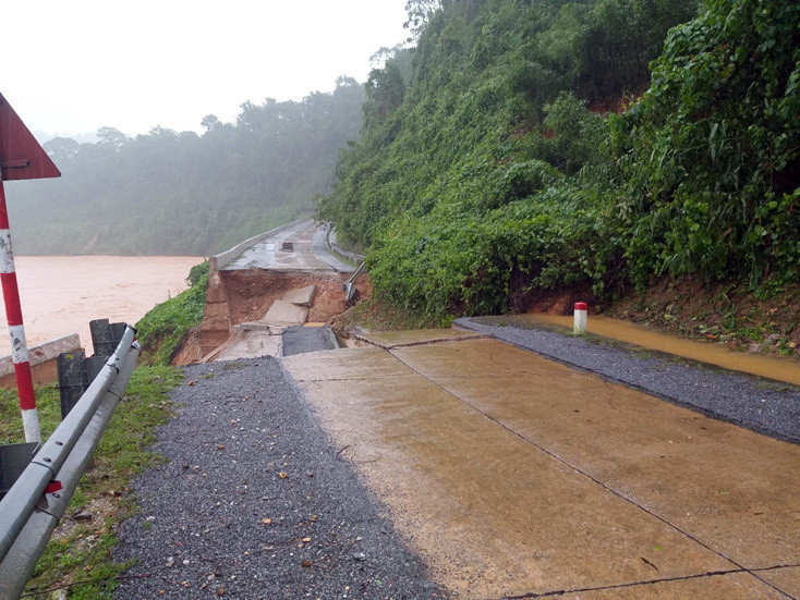 Đường Hồ Chí Minh qua Quảng Bình nhiều điểm sạt lở chưa thể thông tuyến. Ảnh: Báo QB.
