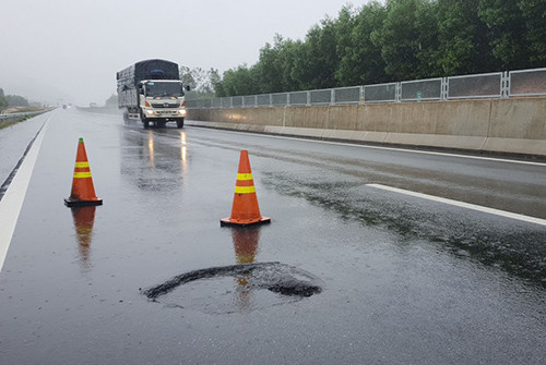 'Ổ gà' tiếp tục xuất hiện trên cao tốc Đà Nẵng - Quảng Ngãi. Ảnh: BGT.