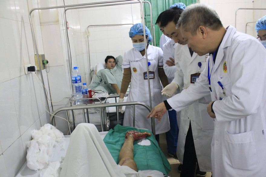 Các BS thăm khâm cho bệnh nhân. Ảnh: BV E cung cấp