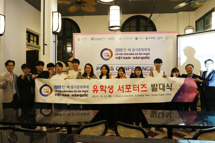 Ban tổ chức Lễ hội Văn hóa và Ẩm thực Việt- Hàn 2019. Ảnh: Nhật Minh