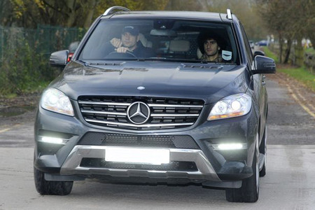 Marouane Fellaini phải nhờ người đưa đến sân tập.