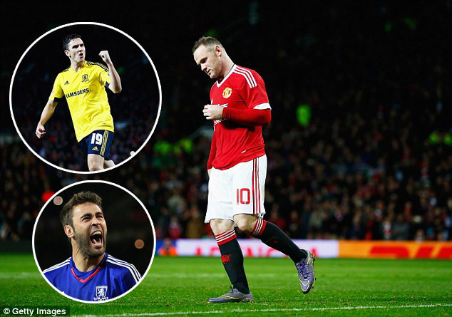 Downing bày cho Meijas cách đánh bại Rooney trên chấm 11m. 