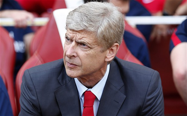 HLV Wenger đang chịu nhiều chỉ trích.