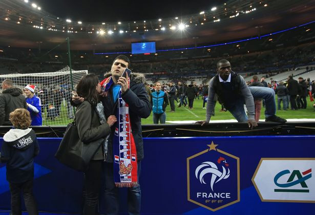 Khán giả tràn vào sân Stade de France.