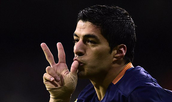 Luis Suarez lập cú đúp trong chiến thắng 4 sao của Barca.