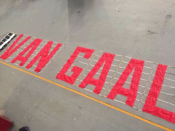 CĐV M.U chuẩn bị biểu ngữ yêu cầu sa thải Van Gaal. 