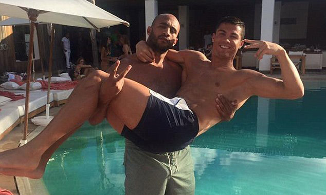 Ronaldo thường xuyên có những hình ảnh thân mật với Badr Hari.