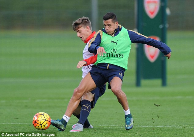 Vlad Dragomir trong buổi tập cùng đội 1 Arsenal.