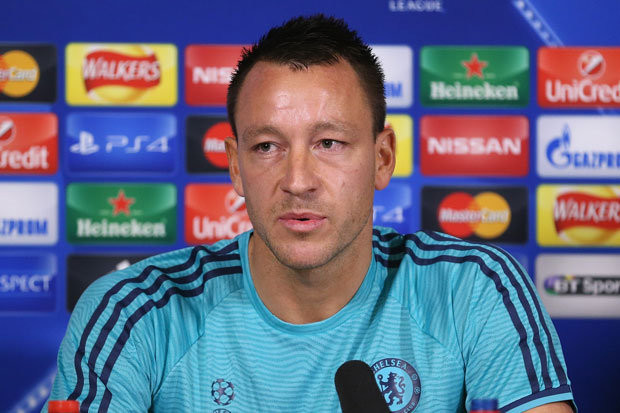 Terry phủ nhận chuyện có kẻ “đâm lén” Mourinho.