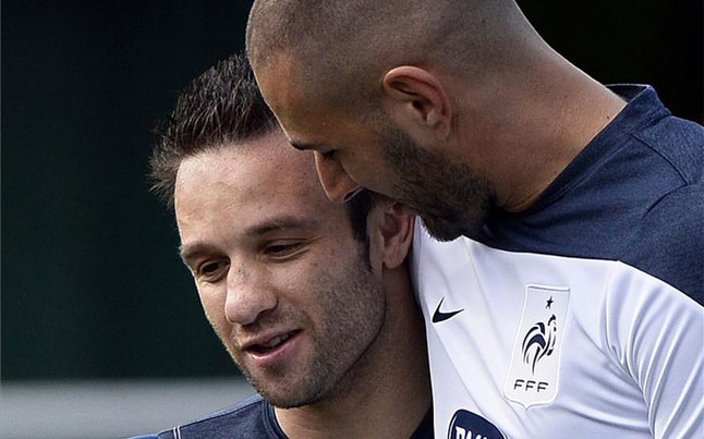 Benzema và Valbuena trong màu áo ĐT Pháp. 