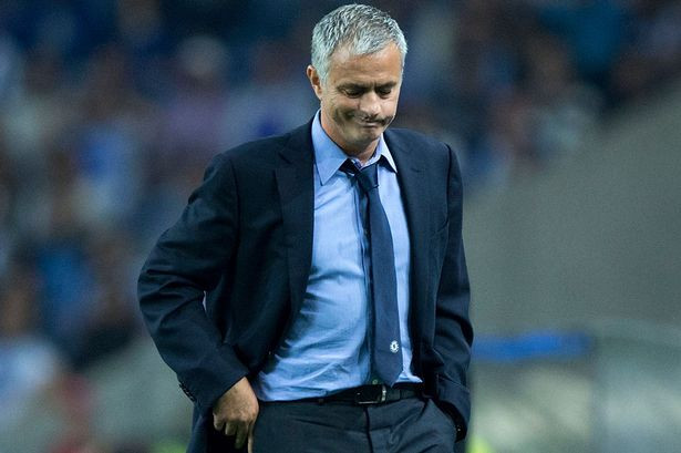 Trước khi bị sa thải, Mourinho vẫn dự Giáng sinh sớm cùng các học trò.