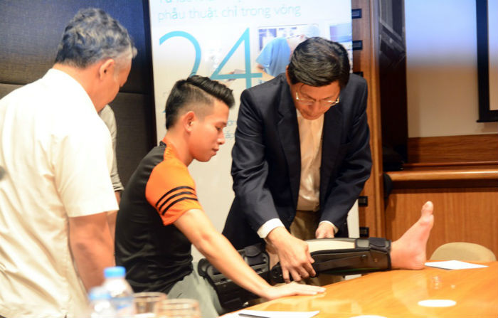 Bác sĩ Tan Jee Lim nói về quá trình phẫu thuật cho Anh Khoa.