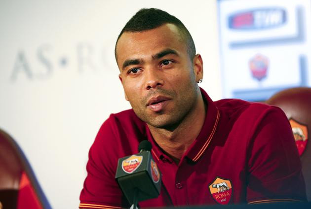M.U xem xét chiêu mộ Ashley Cole.