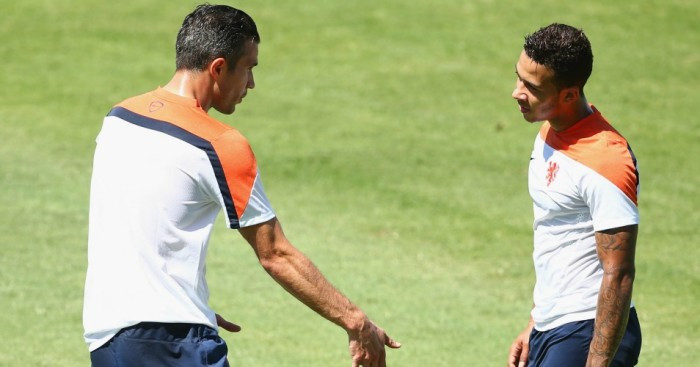 Van Persie suýt tẩn Depay.