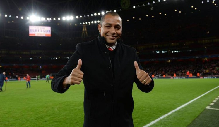 Gilberto Silva sẵn sàng tái xuất trong màu áo Arsenal. 