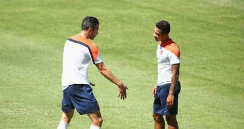 Van Persie và Depay tranh cãi với nhau.