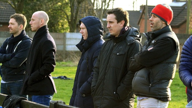 Gary Neville, Paul Scholes, Nicky Butt và Ryan Giggs xem đội bóng của mình thi đấu.