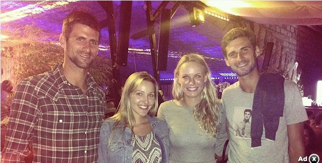 Caroline Wozniacki chụp hình cùng Marko Djokovic và vợ chồng Novak Djokovic.