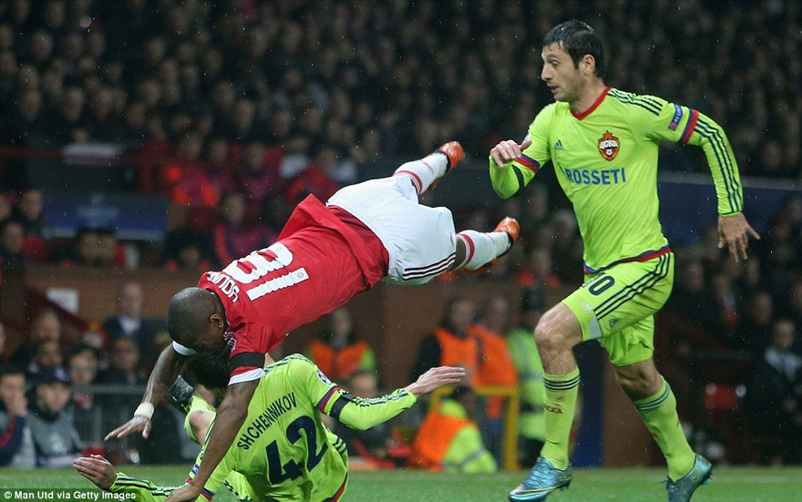 Pha ăn vạ lộ liễu của Ashley Young.