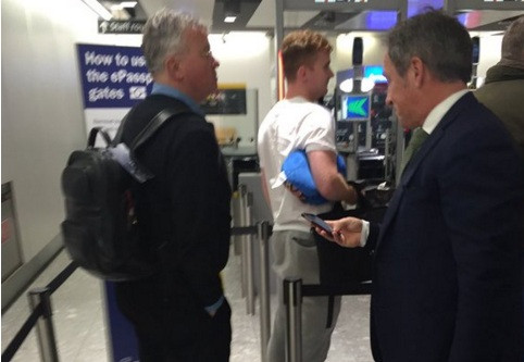 Hình ảnh Hiddink đến London.