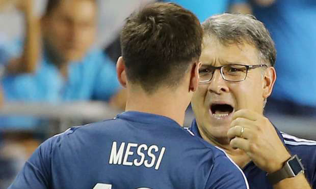 Messi ra mặt ủng hộ HLV Martino.