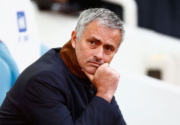 Mourinho lại bị FA trừng phạt.