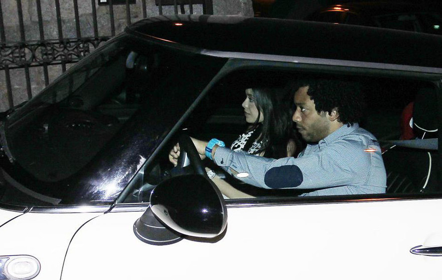 Marcelo chở vợ tới tham dự bữa tiệc Giáng sinh sớm của Real Madrid. 