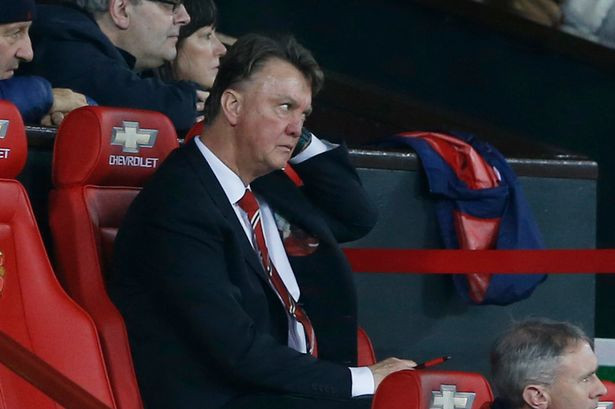 Van Gaal ngồi lặng im trên băng ghế huấn luyện.