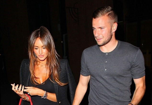 Vợ chồng Tom Cleverley vừa bị cướp "thăm viếng"