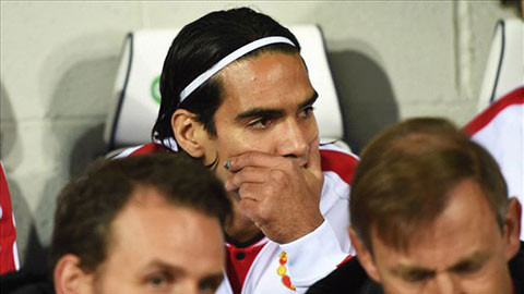 Do bị dính chấn thương đùi nên tiền đạo Radamel Falcao của Chelsea sẽ phải rời xa sân cỏ tới tháng 2/2016. 