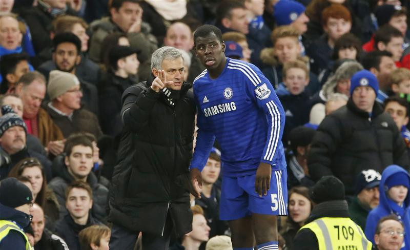 Zouma sơ ý tố cáo Mourinho.