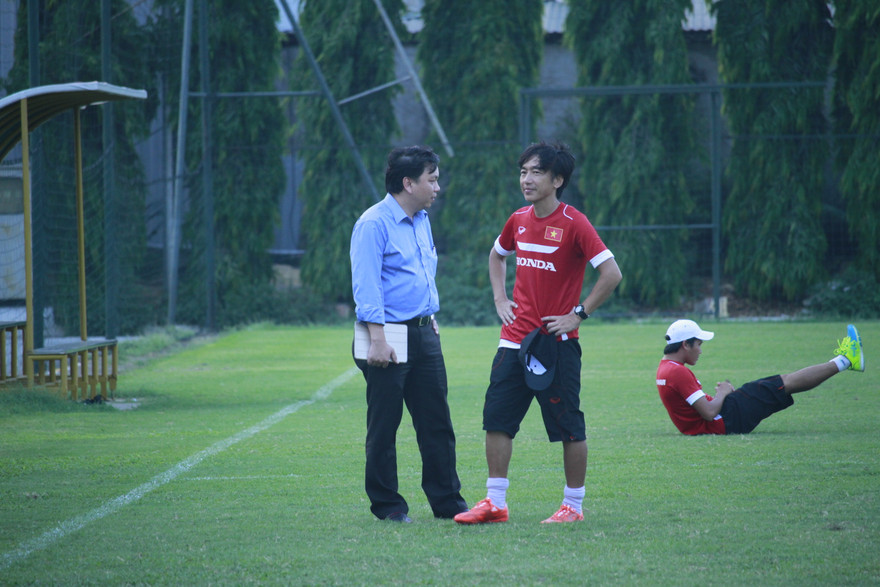 HLV Miura trao đổi với Tổng thư ký VFF Trần Quốc Tuấn.