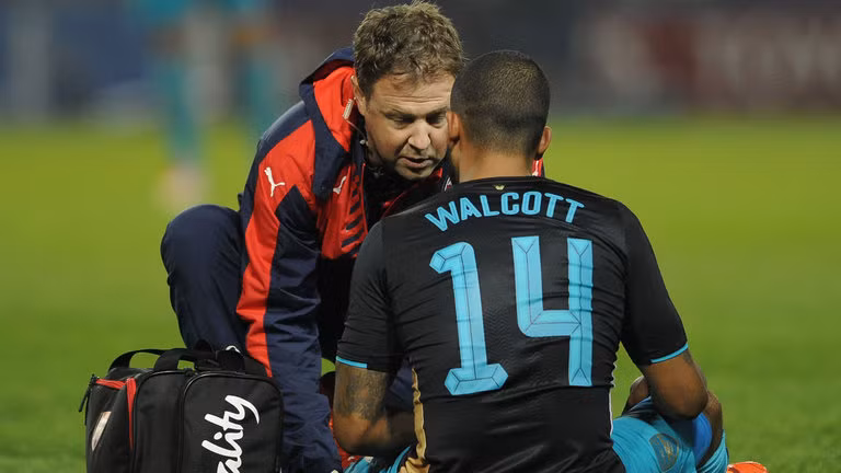 Theo Walcott nằm trong danh sách dính chấn thương của Arsenal.