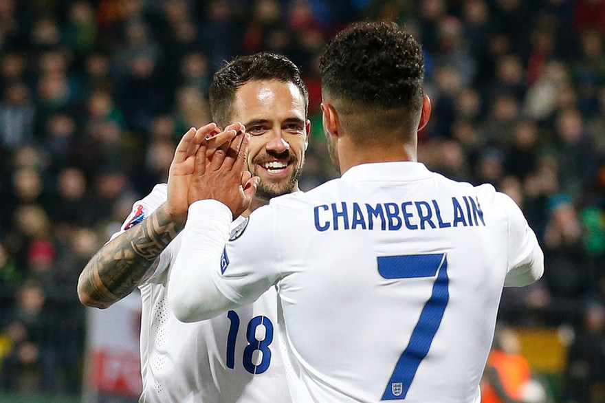 Đồng đội chia vui cùng Ross Barkley.