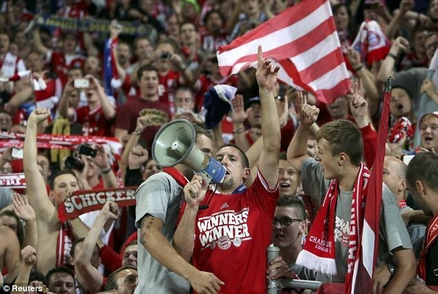 Các CĐV Bayern Munich tức giận vì giá vé cao ở Emirates.