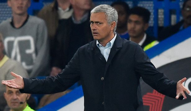 HLV Mourinho quyết không từ chức.