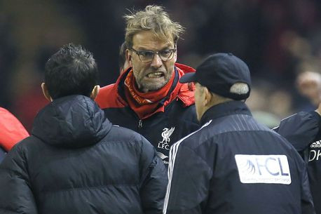 Jurgen Klopp từ chối bắt tay Tony Polis.