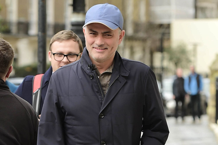 Mourinho sẽ thay Van Gaal dẫn dắt M.U?